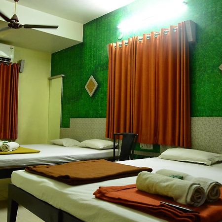 Hotel Madhava Ширди Екстериор снимка