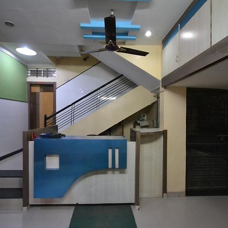 Hotel Madhava Ширди Екстериор снимка