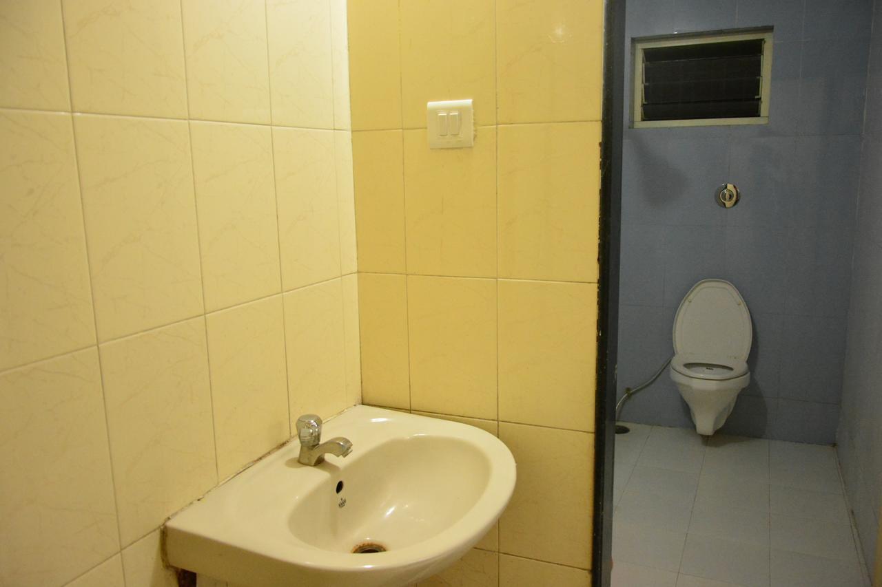 Hotel Madhava Ширди Екстериор снимка