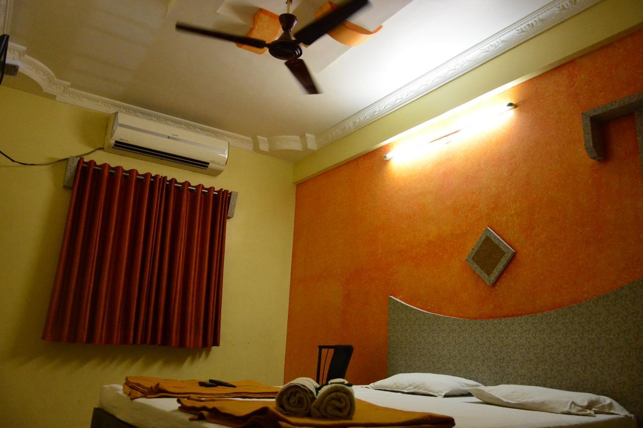 Hotel Madhava Ширди Екстериор снимка