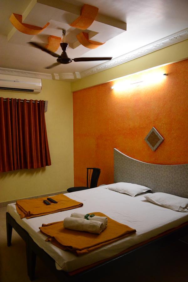 Hotel Madhava Ширди Екстериор снимка