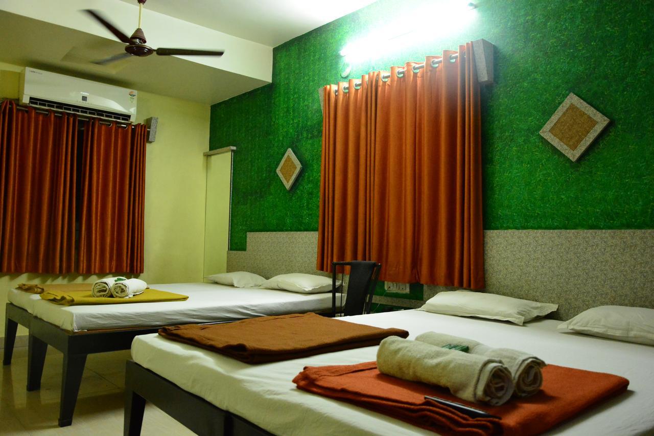 Hotel Madhava Ширди Екстериор снимка