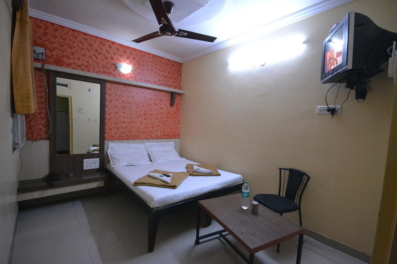 Hotel Madhava Ширди Екстериор снимка