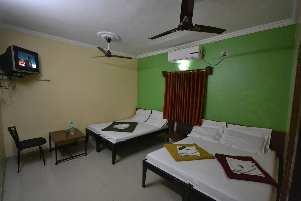 Hotel Madhava Ширди Екстериор снимка