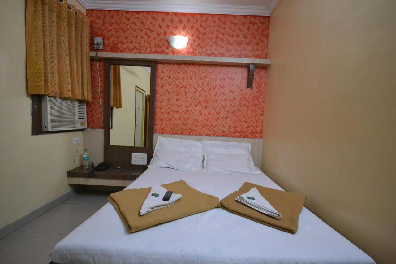 Hotel Madhava Ширди Екстериор снимка