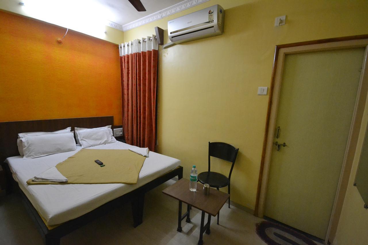 Hotel Madhava Ширди Екстериор снимка
