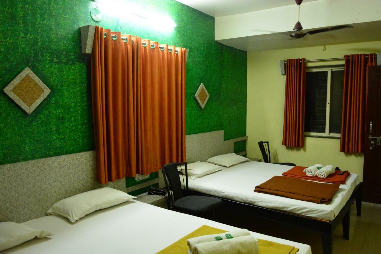 Hotel Madhava Ширди Екстериор снимка